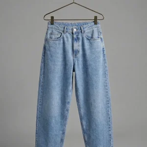 Women wearing wide leg blue jeans for casual everyday style